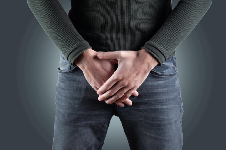 انتفاخ الخصية: الأسباب المحتملة والعلاج الآمن