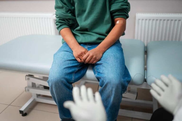 ألم الخصيتين المفاجئ: الأسباب الخطيرة والمطمئنة